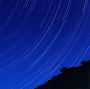 夜はそのまなざしの先に流れる